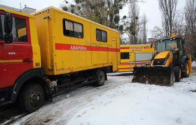 Коммунальщики восстанавливают теплоснабжение зданий, пострадавших от прорыва сети на Деловой