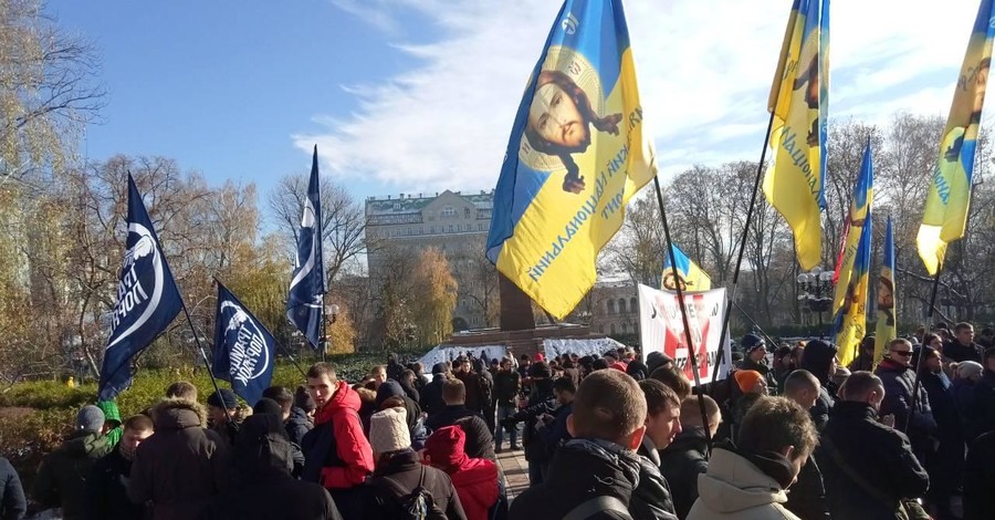 В Киеве протестуют против усыновления детей трансгендерами