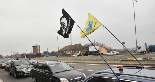 Митинг евробляхеров под Одессой: полиция скучает и мерзнет, придорожные кафе ликуют