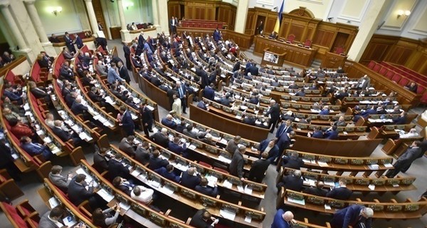 Рада с третьей попытки приняла первый документ из 