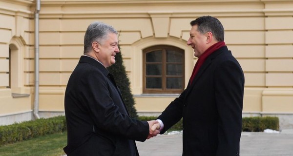 Президент Латвии лично посетит Донбасс