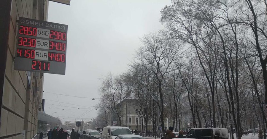 В ожидании военного положения: в Запорожье смели соль и спички, в Виннице мечтают о мирном Новом годе