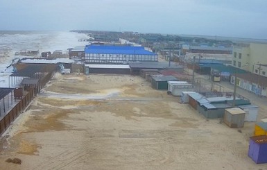 Азовское море накрыло страшным штормом