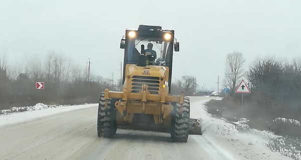 Непогода в Украине: большинство дорог замело, гололедица