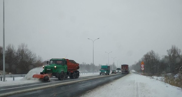 В 7 областях Украины проблемы на дорогах из-за гололеда