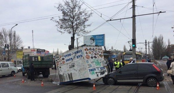 В Николаеве из грузовика на легковушку выпал киоск