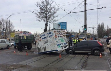 В Николаеве из грузовика на легковушку выпал киоск