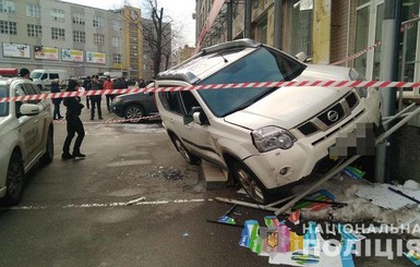 В Киеве со стрельбой ограбили авто – оно вылетело на лестницу