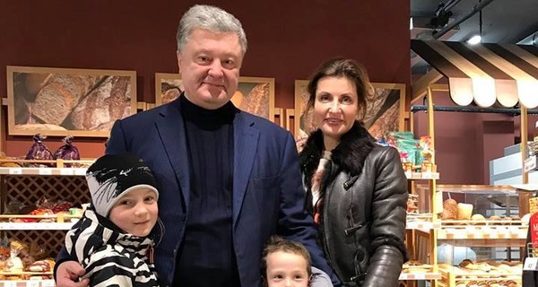 Очередной выход Порошенко в люди: теперь он сфотографировался в супермаркете