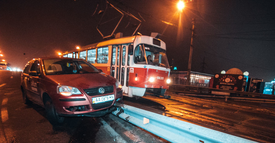 В Киеве такси вылетело с дороги и село днищем на отбойник