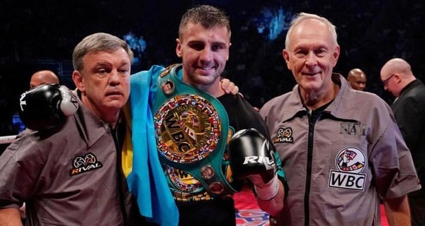 Гвоздику вручили именной чемпионский пояс WBC