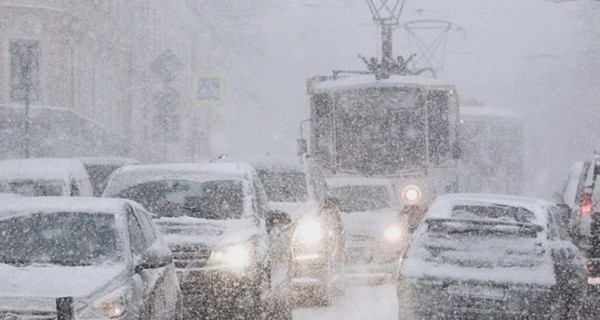 На въезде в Киев для водителей установили палатки, чтобы они могли погреться