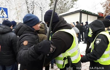 Во время Объединительного собора в Киеве у двоих парней обнаружили оружие