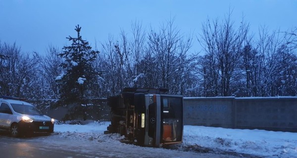 Маршрутка с людьми перевернулась под Киевом