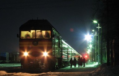 Поезд с пассажирами застрял посреди поля в Тернопольской области