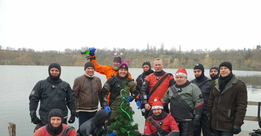 В Днепре отметили Новый год под водой с елкой и головой Ленина