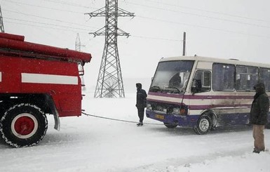 В четырех областях Украины проблемы с движением: на дорогах метровые сугробы 