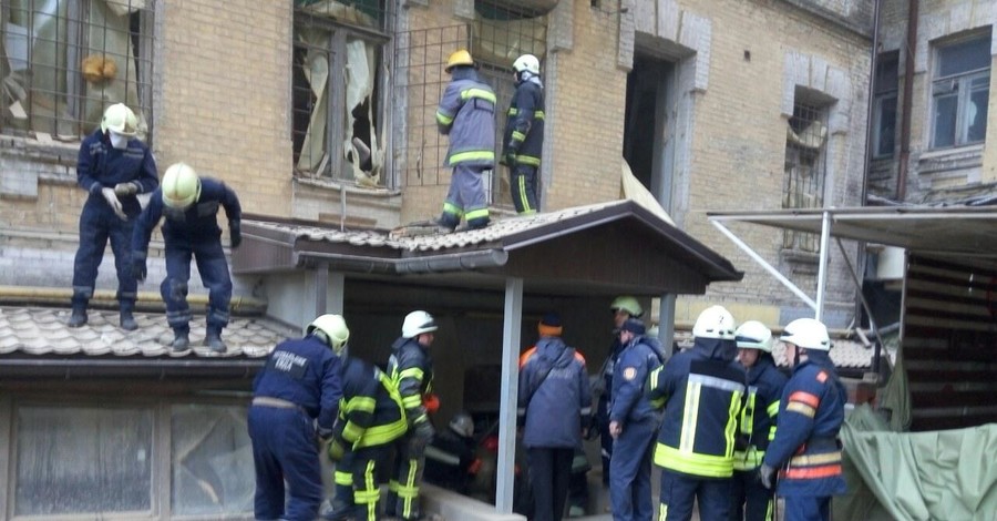 В центре Киева обрушился дом, под завалами пять человек