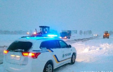 Луцкие подростки попали снежкой в патрульную машину. Оттуда вышел коп и открыл стрельбу