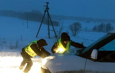 12 автобусов не могут сдвинуться с места из-за снега в Украине