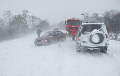 Непогода в Украине: 163 населенных пункта без света, на Полтавщине заметены дороги