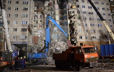 Под завалами в Магнитогорске нашли живого попугая