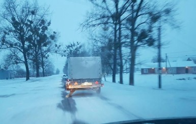 Легковушка с бревном вместо колеса разъезжала по Волынской области