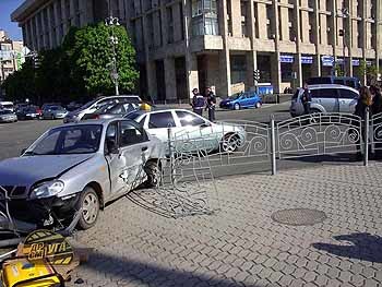 На Крещатике джип въехал в легковушку [ФОТО] 