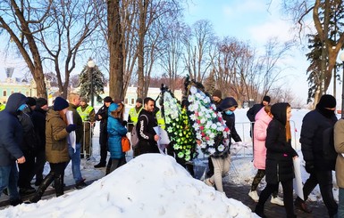 Студенты ОНМедУ с плакатами и венками требуют отставки Супрун и Линчевского