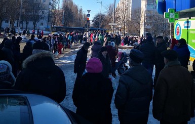 В Киеве у храма ПЦУ люди выстраивались в огромную очередь, чтобы освятить воду