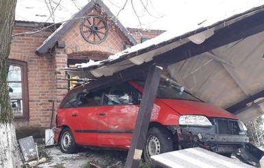 На Закарпатье пьяный водитель устроил ДТП и машина протаранила кафе