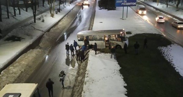 В Каменском парень прыгнул с железнодорожного моста на трассу