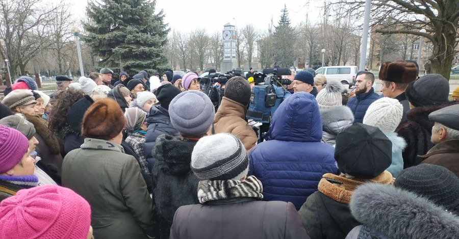 Первое ЧП президентской кампании: боевики в балаклавах пытались сорвать встречу Вилкула с жителями Мангуша