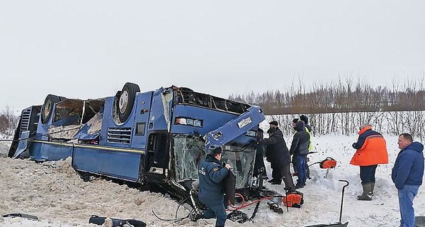 В России перевернулся автобус с детьми: погибли два человека, еще 32 пострадали