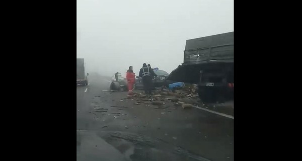 В интернете показали трассу Одесса - Киев: вместо асфальта - ямы, а вдоль дороги - множество ДТП