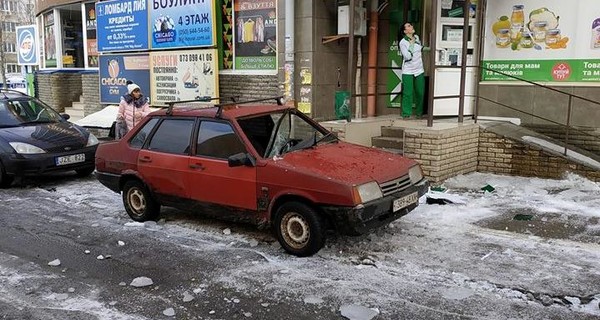 В Чугуеве упавшая с крыши глыба льда свалилась на машину