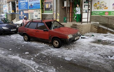 В Чугуеве упавшая с крыши глыба льда свалилась на машину