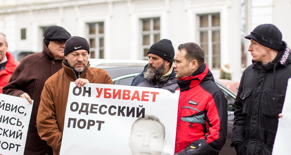 Портовики и активисты Одессы протестовали против махинаций с буксирами