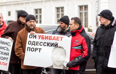 Портовики и активисты Одессы протестовали против махинаций с буксирами