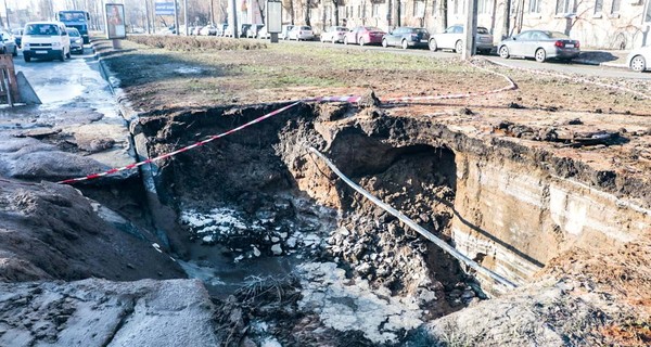 В Киеве внезапно провалилось полдороги