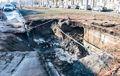 В Киеве внезапно провалилось полдороги