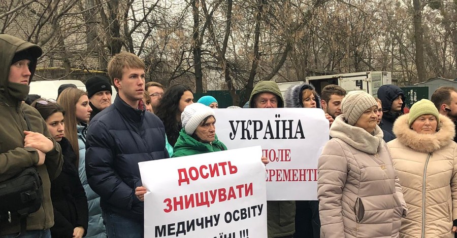 Студенты и преподаватели Одесского медина под посольством США требуют отставки Ульяны Супрун