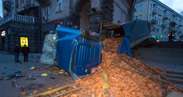 В центре Киева перевернулась фура с кирпичами