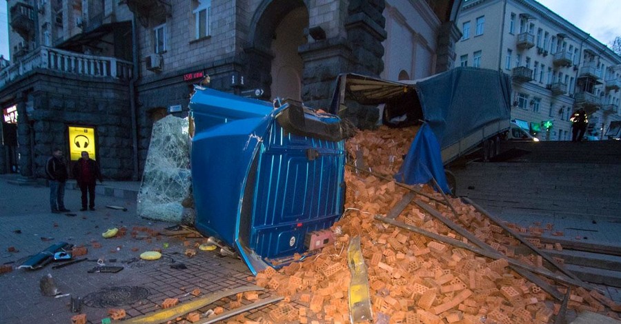 В центре Киева перевернулась фура с кирпичами