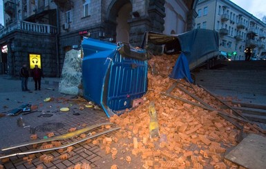 В центре Киева перевернулась фура с кирпичами