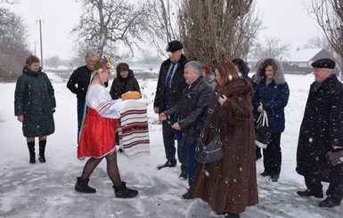 В Николаеве скандал из-за полураздетых детей на морозе и чиновников в шубах