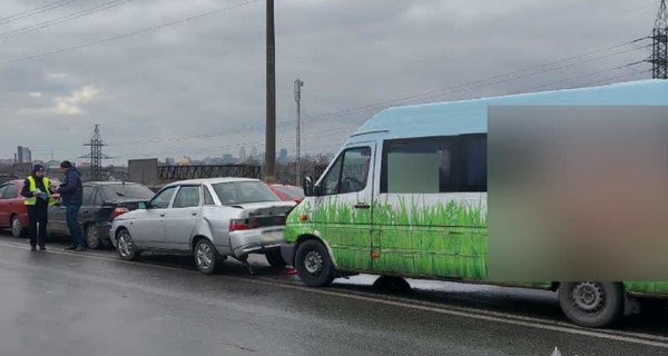 В Днепре одновременно столкнулись 5 машин