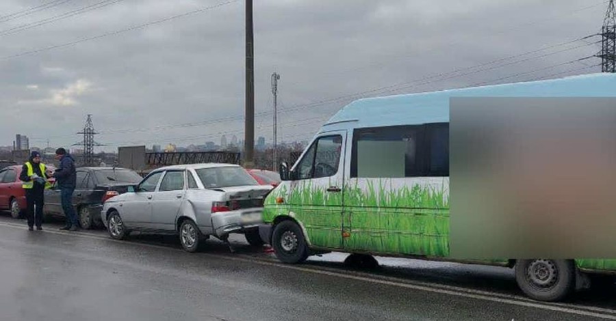 В Днепре одновременно столкнулись 5 машин