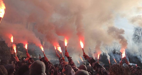 Протестующие забросали дом Гладковского петардами