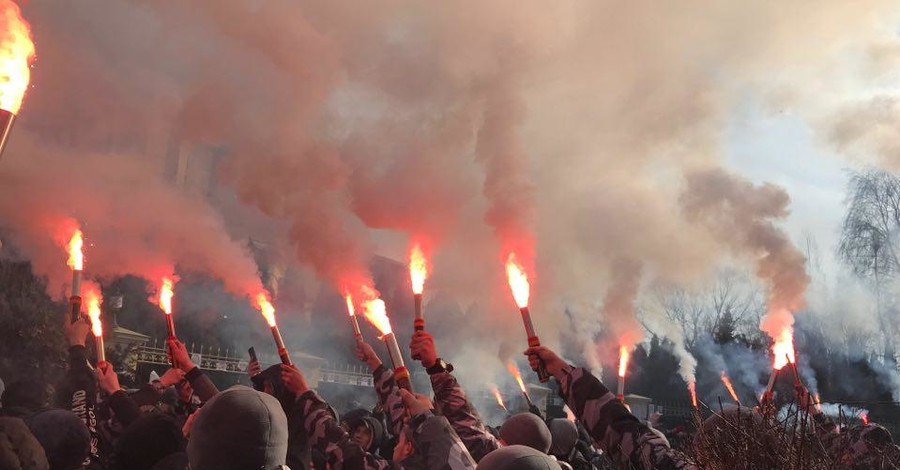 Протестующие забросали дом Гладковского петардами